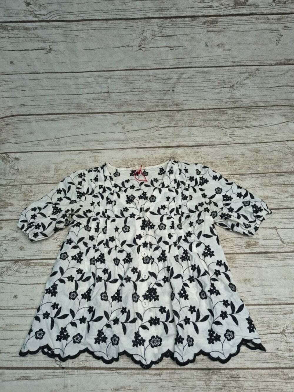 Solitaire Black and White Floral Embroidered Button Up Blouse Size M